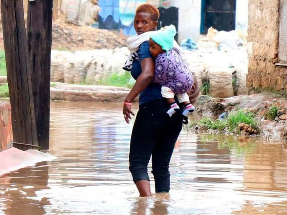 ora kinderhilfe.de jahrhundertflut in ostafrika frau mit kind in flut